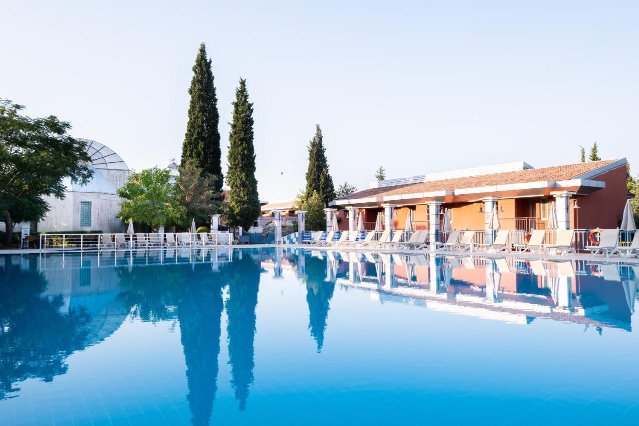 فندق سبا كولوساد ترمال Karahayit  المظهر الخارجي الصورة The pool at the hotel