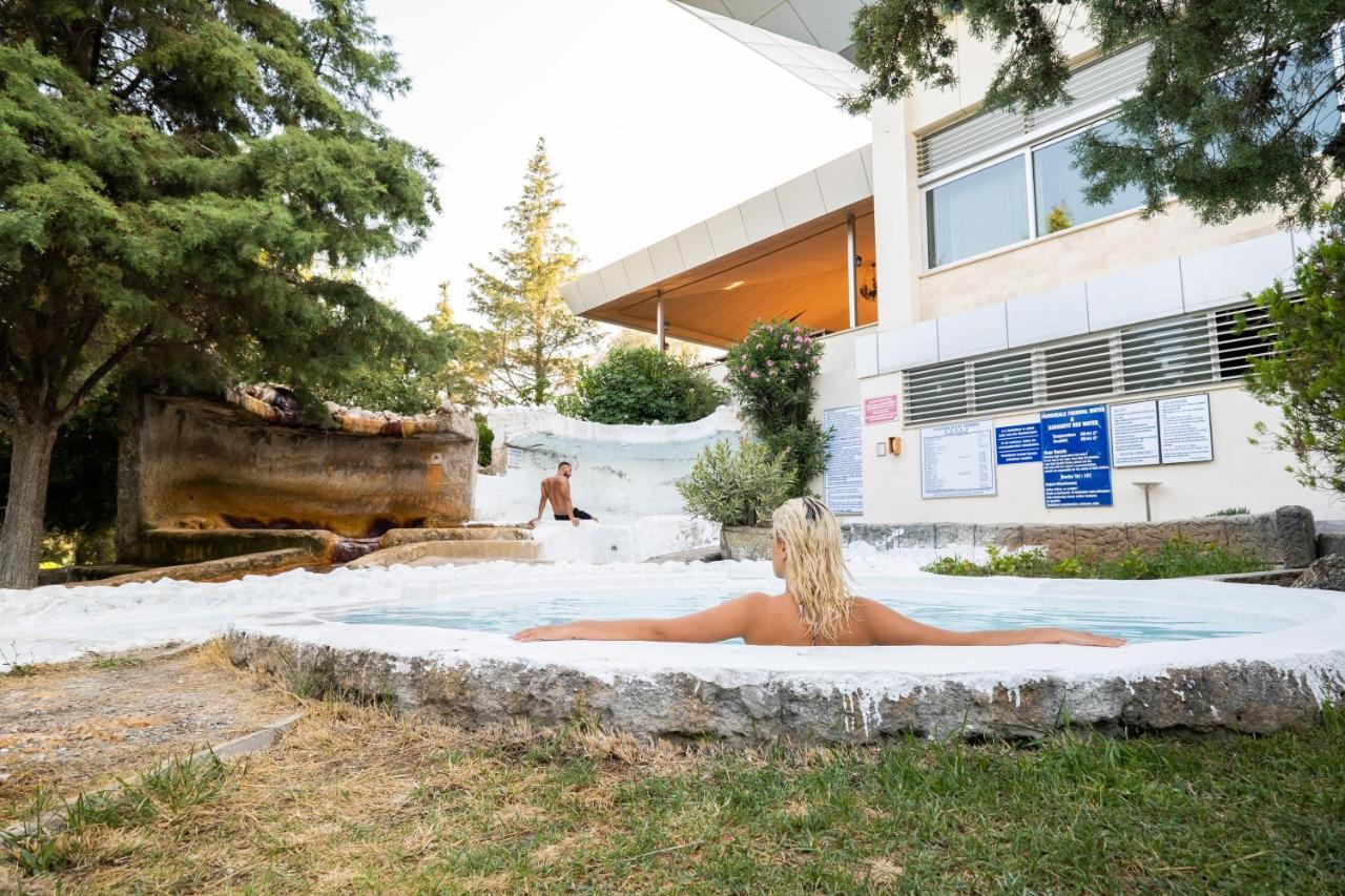 فندق سبا كولوساد ترمال Karahayit  المظهر الخارجي الصورة A woman bathing in the thermal waters of the spa