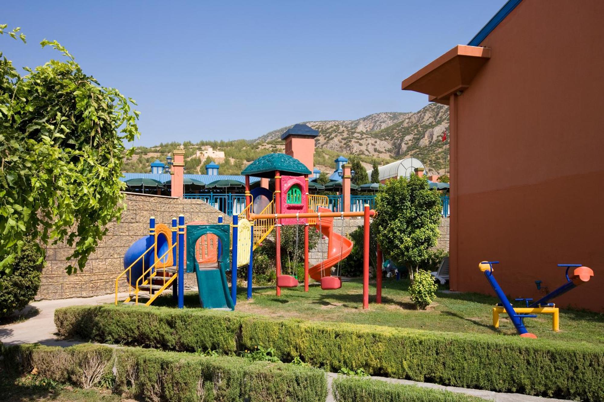 فندق سبا كولوساد ترمال Karahayit  المظهر الخارجي الصورة Playground at the hotel